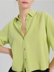 Koszula z krótkim rękawem z lyocellu - zielony. Zielone koszule Sinsay, l, bez wzorów, z lyocellu, bez kołnierzyka, bez ramiączek. Za 49,99 zł.