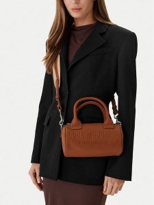 LOVE MOSCHINO Torebka JC4054PP1OLE0200 Brązowy. Brązowe torebki klasyczne LOVE MOSCHINO, bez wzorów, ze skóry, bez dodatków. Za 484,99 zł.