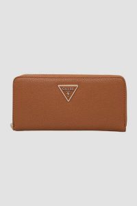 GUESS Brązowy portfel damski Laurel Slg. Brązowe portfele Guess, z aplikacjami, ze skóry ekologicznej. W wyprzedaży za 143,99 zł.