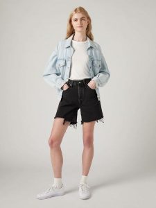 Levi's Szorty w kolorze czarnym rozmiar: W28. Czarne szorty Levi's®, z aplikacjami, z bawełny, klasyczne. Za 152,26 zł.