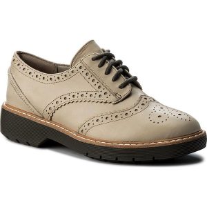 Oxfordy CLARKS - Witcombe Echo 261273064 Sand Leather. Brązowe czółenka marki Clarks, z materiału, na obcasie. W wyprzedaży za 269,00 zł.