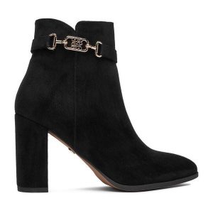 Botki Nine West. Czarne botki Nine West, bez wzorów, bez obcasa, na słupku, bez zapięcia. Za 289,99 zł.