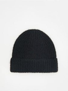 Czapka beanie z domieszką wełny - czarny. Czarne czapki Reserved, bez wzorów, z wełny. W wyprzedaży za 35,99 zł.
