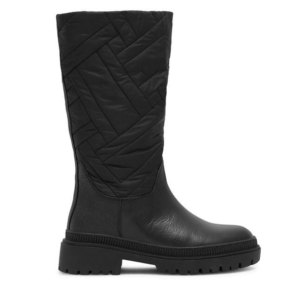 Kozaki Lasocki. Czarne kozaki Lasocki, bez wzorów, bez obcasa, na płaskiej podeszwie, bez zapięcia. Za 299,99 zł.