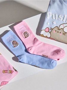 Bawełniane skarpetki z haftem 2 pack Pusheen the Cat - wielobarwny. Skarpetki Sinsay, bez wzorów, z bawełny. Za 12,99 zł.