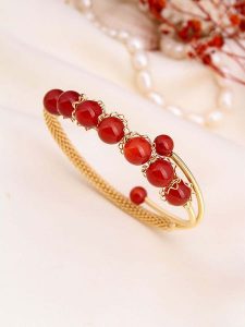 Pierres de Jade Pozłacana bransoletka z agatami rozmiar: onesize. Czerwone bransoletki Pierres de Jade, z agatem, pozłacane. Za 43,99 zł.