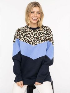 Zwillingsherz Bluza "Konny" w kolorze granatowo-błękitnym rozmiar: S/M. Niebieskie bluzy Zwillingsherz, m, bez wzorów, bez kaptura. Za 206,42 zł.
