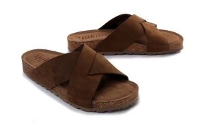 YOKONO JERBA-300 NOB MOCHA, klapki damskie. Brązowe klapki Yokono, bez wzorów, ze skóry, bez obcasa. Za 189,90 zł.