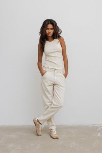Spodnie jeansowe typu mom fit w kolorze BEIGE JEANS - JUST-L. Brązowe spodnie z wysokim stanem Marsala, bez wzorów, z denimu, z podwyższonym stanem. Za 349,90 zł.