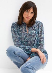 Bluzka tunikowa z nadrukiem. Niebieskie bluzki bonprix, bez wzorów, bez kołnierzyka, bez ramiączek. Za 117,99 zł.