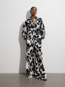 Bawełniana koszula ze wzorem - wielobarwny. Koszule Reserved, l, bez wzorów, z bawełny, bez kołnierzyka, bez ramiączek. W wyprzedaży za 69,99 zł.