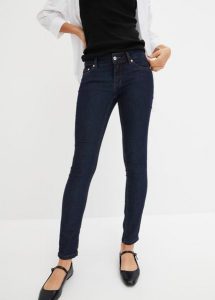 Dżinsy Skinny ze stretchem, mid waist. Niebieskie jeansy bonprix, bez wzorów, z jeansu. Za 109,99 zł.