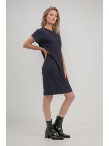 Josephine & Co Sukienka "Peggy" w kolorze granatowym rozmiar: 44. Niebieskie sukienki Josephine & Co, na co dzień, bez wzorów, bez kołnierzyka, bez ramiączek, midi, proste. Za 127,05 zł.