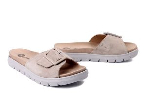 DR. BRINKMANN 700998-08 beige, klapki damskie. Brązowe klapki Dr. Brinkmann, bez wzorów, ze skóry, bez obcasa. Za 263,42 zł.