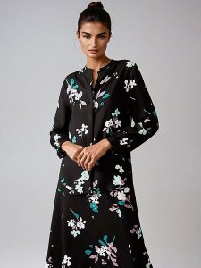 Marks & Spencer Bluzka w kolorze czarno-biało-turkusowym rozmiar: 38. Białe bluzki Marks & Spencer, bez wzorów, z wiskozy, bez kołnierzyka, bez ramiączek. Za 100,99 zł.