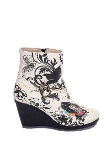 Streetfly Botki w kolorze biało-czarnym rozmiar: 38. Białe botki Streetfly, bez wzorów, z materiału, bez obcasa, na koturnie, bez zapięcia. Za 284,82 zł.