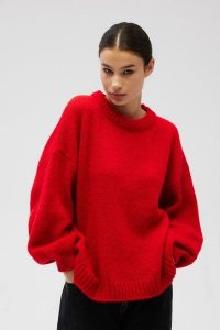 Sweter oversize z bufiastymi rękawami w kolorze INTENSE RED - RIVERO-UNI. Czerwone swetry oversize Marsala, na lato, bez wzorów, z poliamidu, bez ramiączek. Za 349,90 zł.