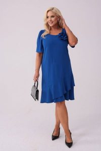 Elegancka szafirowa sukienka Evelyn na wesele PLUS SIZE XXL. Niebieskie sukienki Moda Size Plus Iwanek, na imprezę, plus size, z aplikacjami, z elastanu, eleganckie, bez kołnierzyka, plus size, bez ramiączek, midi. Za 289,90 zł.