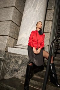 Koszula gładka czerwona. Czerwone koszule MOODO, l, bez wzorów, z poliesteru, bez kołnierzyka, bez ramiączek. Za 109,99 zł.