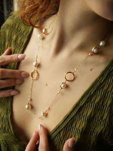 L'Atelier de Gaia Pozłacany naszyjnik z perłami - dł. 70 cm rozmiar: onesize. Białe naszyjniki L'Atelier de Gaia, z perłą, pozłacane. Za 122,67 zł.