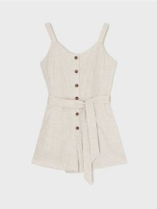 Bawełniany kombinezon letni z ozdobnymi guzikami - kremowy. Białe kombinezony Sinsay, na lato, l, bez wzorów, z bawełny, bez kołnierzyka, bez ramiączek. W wyprzedaży za 22,99 zł.