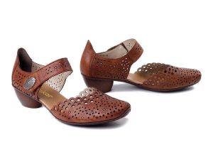 RIEKER 43753-22 brown, czółenka damskie. Brązowe czółenka Rieker, bez wzorów, bez obcasa, bez zapięcia. Za 263,92 zł.