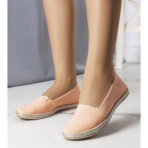 Różowe espadryle damskie Amiral. Czerwone espadryle bez wzorów, z tkaniny, bez obcasa. Za 66,39 zł.