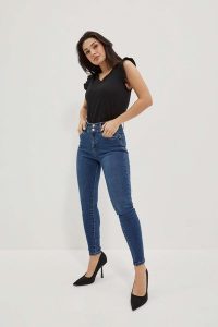 Jeansy skinny z kieszeniami ciemnoniebieskie. Niebieskie jeansy MOODO, bez wzorów, z bawełny. W wyprzedaży za 74,99 zł.