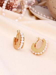 L'Atelier de Gaia Pozłacane kolczyki z perłami rozmiar: onesize. Białe kolczyki L'Atelier de Gaia, z perłą, pozłacane. Za 82,99 zł.