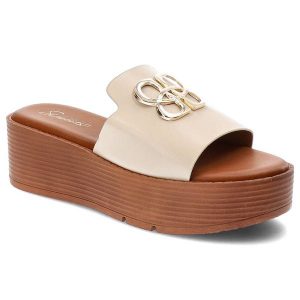 Beżowe Klapki Simius Eleganckie Buty Na Koturnie. Brązowe klapki Simius, bez wzorów, ze skóry ekologicznej, bez obcasa, na koturnie. Za 85,00 zł.