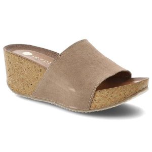 Klapki damskie Armodo, cholewka ze skóry naturalnej zamszowej z szerokim paskiem na wysokim koturnie, beżowe, 40311. Brązowe klapki Armodo, bez wzorów, ze skóry, bez obcasa, na koturnie. Za 299,00 zł.