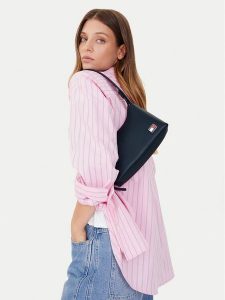 Tommy Jeans Torebka Tjw Cool Shoulder Bag AW0AW17873 Granatowy. Niebieskie torebki klasyczne Tommy Jeans, bez wzorów, z jeansu, bez dodatków. Za 249,99 zł.