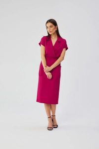 Elegancka sukienka ołówkowa z kołnierzem śliwkowa. Fioletowe sukienki Stylove, do pracy, uniwersalny, bez wzorów, z elastanu, biznesowe, bez kołnierzyka, bez ramiączek, midi, dopasowane. Za 349,00 zł.