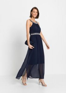Długa sukienka z aplikacją ze sztrasów. Niebieskie sukienki bonprix, z aplikacjami, z szyfonu, eleganckie, bez kołnierzyka, bez ramiączek, maxi. Za 229,99 zł.