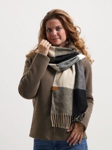 TRAVELIN' Szal w kolorze czarno-beżowym rozmiar: onesize. Brązowe szaliki Travelin', bez wzorów, z materiału. Za 152,99 zł.