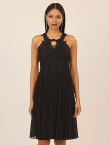 APART Sukienka w kolorze czarnym rozmiar: 42. Czarne sukienki Apart, bez wzorów, z koronki, sportowe, bez kołnierzyka, bez ramiączek, mini, sportowe. Za 197,17 zł.