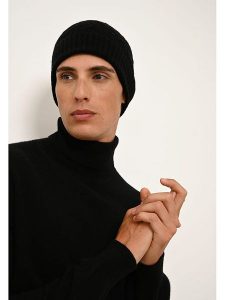 Just Cashmere Kaszmirowa czapka "Ginger" w kolorze czarnym rozmiar: onesize. Czarne czapki Just Cashmere, bez wzorów, z kaszmiru. Za 130,99 zł.