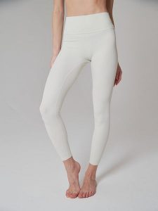 Onamaste Legginsy sportowe "Suzanna" w kolorze beżowym rozmiar: L/XL. Brązowe legginsy Onamaste, bez wzorów, z materiału, z podwyższonym stanem. Za 130,99 zł.