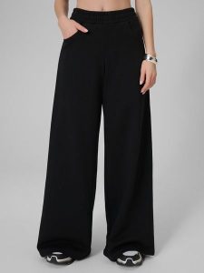 4F Spodnie dresowe z szerokimi nogawkami damskie - czarne XS. Czarne spodnie dresowe 4f, s, bez wzorów, z bawełny. Za 149,99 zł.