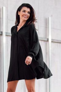 Koszula Oversize z Wydłużonym Tyłem - Czarna. Czarne koszule Awama, uniwersalny, bez wzorów, z elastanu, bez kołnierzyka, bez ramiączek. Za 259,90 zł.