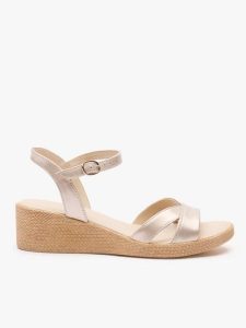 Platynowe sandały na koturnie. Brązowe sandały Ryłko, bez wzorów, ze skóry, z okrągłym noskiem, bez obcasa, na koturnie, bez zapięcia. Za 399,99 zł.