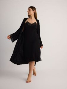 Szlafrok z koronkowym wykończeniem - czarny. Czarne szlafroki Reserved, l, bez wzorów, z koronki, bez kaptura. W wyprzedaży za 65,99 zł.