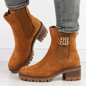 Rude zamszowe botki damskie T.Sokolski Z24-167. Brązowe botki Sokolski, na jesień, bez wzorów, z zamszu, z okrągłym noskiem, bez obcasa, bez zapięcia. Za 219,00 zł.