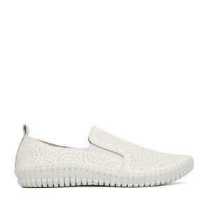 Półbuty Go Soft. Białe półbuty Go Soft, bez wzorów, bez obcasa, na płaskiej podeszwie, bez zapięcia. Za 169,99 zł.