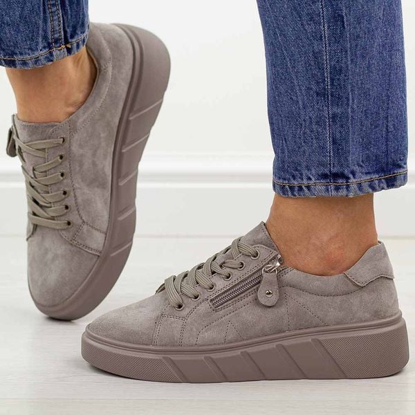 Taupe skórzane półbuty damskie na platformie Jezzi 18-18. Półbuty Jezzi, na jesień, bez wzorów, z jeansu, bez obcasa, na platformie, bez zapięcia. Za 249,00 zł.