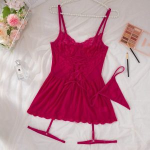 Zestaw nocny satynowy z koronką na romantyczne wieczory Jessalyn. Czarne komplety bielizny Intica, bez wzorów, z koronki. W wyprzedaży za 139,00 zł.