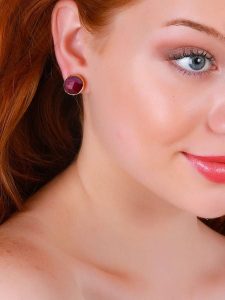 L'Atelier de Gaia Pozłacane kolczyki-wkrętki z agatem rozmiar: onesize. Różowe kolczyki L'Atelier de Gaia, z agatem, pozłacane. Za 91,34 zł.