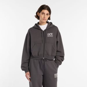 Bluza damska New Balance WJ6109B2ABR – szara. Szare bluzy New Balance, m, bez wzorów, z bawełny, z kapturem. Za 299,99 zł.