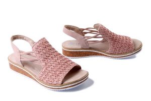 RIEKER V3641-31 pink, sandały damskie. Czerwone sandały Rieker, bez wzorów, bez obcasa, bez zapięcia. Za 223,93 zł.