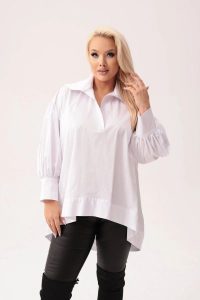 Biała bawełniana oversize'owa koszula Martina PLUS SIZE XXL. Białe koszule Moda Size Plus Iwanek, plus size, bez wzorów, z bawełny, z asymetrycznym kołnierzem, plus size, bez ramiączek. Za 259,90 zł.